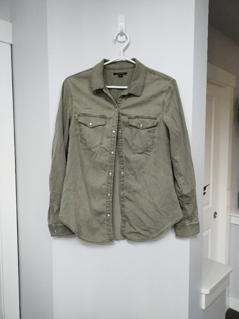 Tahari long sleeve button down shirt